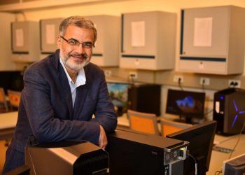 الدكتور مصطفى يوسف، الأستاذ بقسم علوم وهندسة الكمبيوتر بالجامعة الأمريكية بالقاهرة