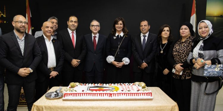 نبيلة مكرم مع الجالية المصرية بدبى