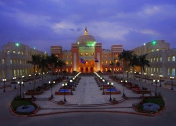 هنا الجامعة البريطانية.. «خميس» أسسها.. «فريدة» على درب أبيها.. و«لطفي» رئيسًا من طراز فريد