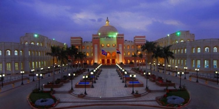 هنا الجامعة البريطانية.. «خميس» أسسها.. «فريدة» على درب أبيها.. و«لطفي» رئيسًا من طراز فريد