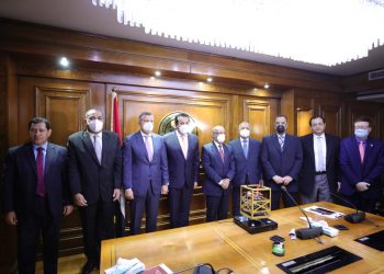 وزير التعليم العالي يشهد تسليم أول 3 أقمار صناعية تعليمية للجامعات من إنتاج وكالة الفضاء المصرية