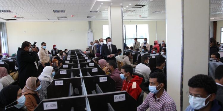 وزير التعليم العالي يفتتح المبنى الإداري الجديد بجامعة أسوان