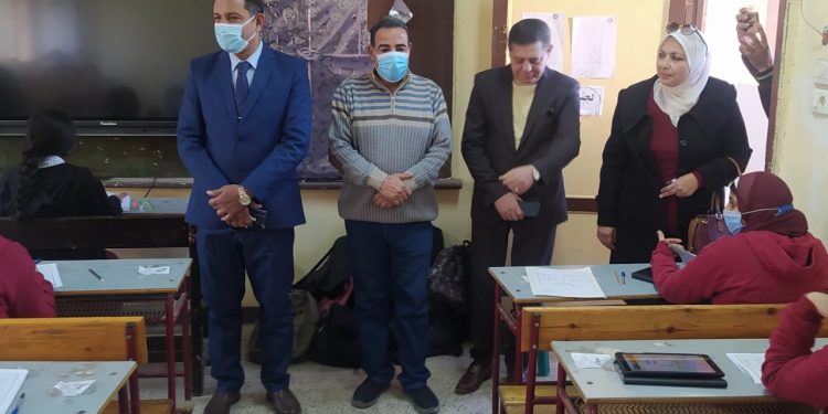 وكيل التعليم بالجيزة: منع دخول طلاب الثانوي الامتحان بـ"موبايلات"