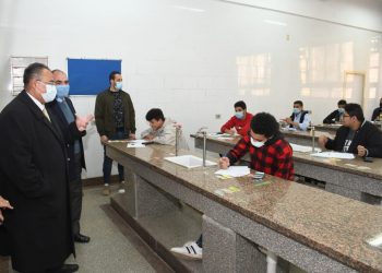 جولة تفقدية لنائب رئيس جامعة عين شمس في امتحانات كلية العلوم