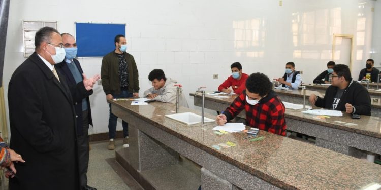 جولة تفقدية لنائب رئيس جامعة عين شمس في امتحانات كلية العلوم