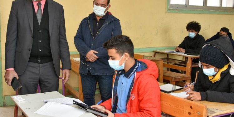 بسبب حشد “أسطورة اللغة العربية” التحقيق مع مدير امبابة الثانوية العسكرية “صور”