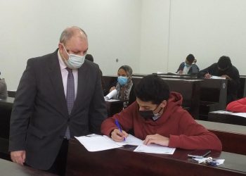 رئيس جامعة بنى سويف التكنولوجية يتابع سير امتحانات الفصل الدراسي الأول
