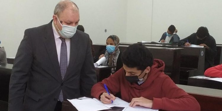 رئيس جامعة بنى سويف التكنولوجية يتابع سير امتحانات الفصل الدراسي الأول