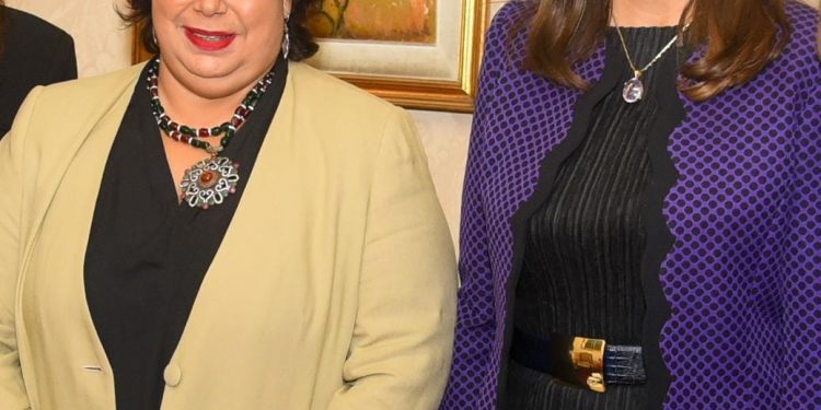 وزيرتا الهجرة والثقافة تتفقان على إمداد مدرسة "نجيب محفوظ" المصرية بإيطاليا بإصدارات عنه