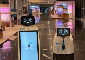 تعقيم وإعطاء معلومات.. شاهد الصور الأولى لروبوتات منتدى شباب العالم