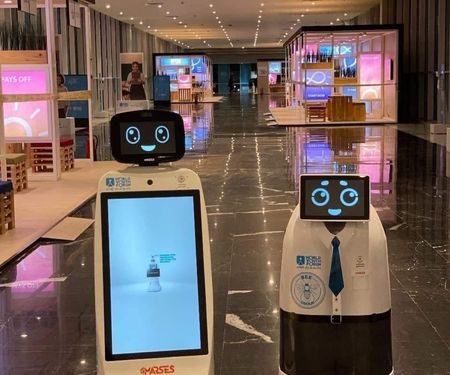 تعقيم وإعطاء معلومات.. شاهد الصور الأولى لروبوتات منتدى شباب العالم