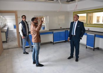 رئيس جامعة الأقصر يتفقد أعمال التطوير بمباني كليتي العلوم والتربية