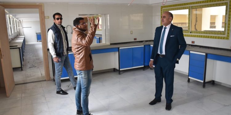 رئيس جامعة الأقصر يتفقد أعمال التطوير بمباني كليتي العلوم والتربية