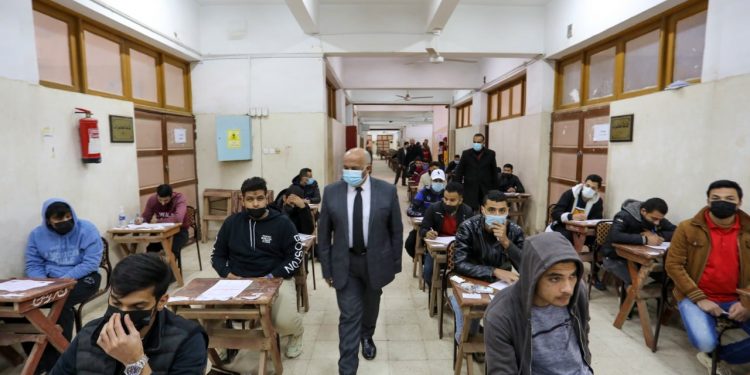 نائب رئيس جامعة الزقازيق يتفقد أعمال امتحانات الفصل الدراسي الاول