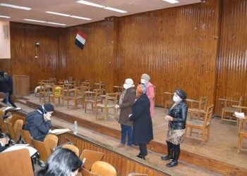 «عميدة الدراسات العليا للطفولة عين شمس» تتفقد امتحانات الكلية