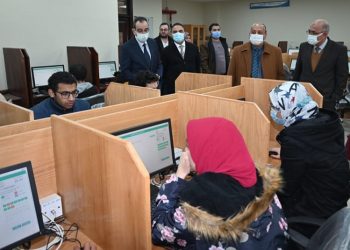 رئيس جامعة الفيوم يتفقد الاختبارات الإلكترونية بكلية الطب