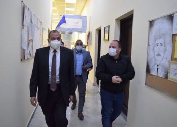 رئيس جامعة بني سويف يتفقد معهد المشروعات ومركز التطوير المهني
