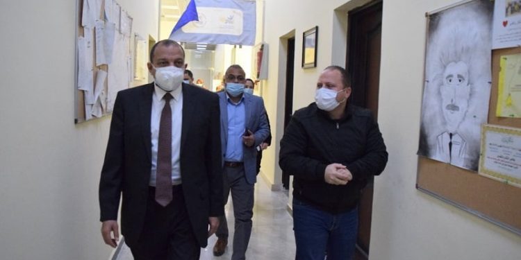 رئيس جامعة بني سويف يتفقد معهد المشروعات ومركز التطوير المهني