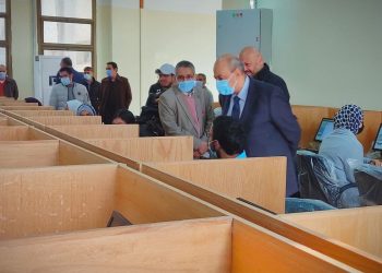 رئيس جامعة المنيا يتابع انتظام الاختبارات الإلكترونية 