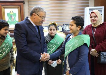 محافظ المنيا يستقبل وفدا من  “الطلاب” للتهنئة بعيد الشرطة ال70