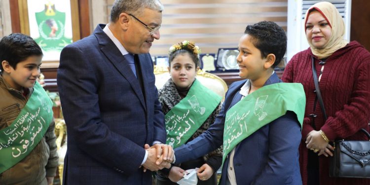 محافظ المنيا يستقبل وفدا من  “الطلاب” للتهنئة بعيد الشرطة ال70