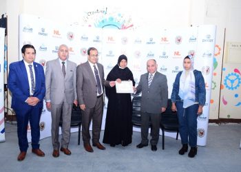 رئيس جامعة سوهاج يكرم الحاجة “جميلة” صاحبة مشروع منتجات الخوص