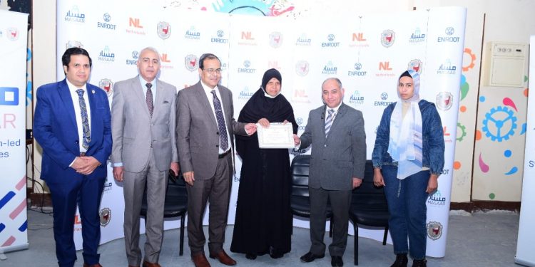 رئيس جامعة سوهاج يكرم الحاجة “جميلة” صاحبة مشروع منتجات الخوص