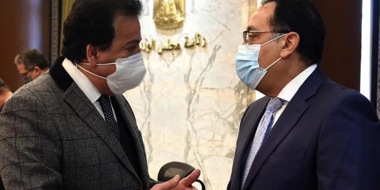عبدالغفار: أكثر من 73 مليون جرعة لقاح متاحة.. والتعاقد على عدة عقاقير لعلاج المواطنين