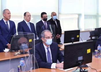 وزير الاتصالات: مصنع التابلت ببني سويف يوفر 500 فرصة عمل وسينتج 700 ألف جهاز  العام الجاري