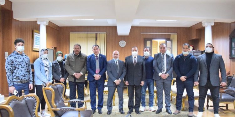 رئيس جامعة بنى سويف يستقبل لاعبى منتخب رفع الأثقال ويؤكد على توفير الدعم لحصد البطولات