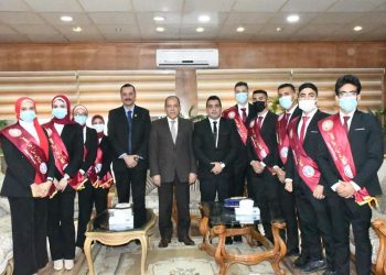 وفد أسرة طلاب من أجل مصر بجامعة القناة يقدمون التهنئة لمحافظ الإسماعيلية ومدير الأمن