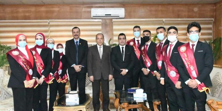 وفد أسرة طلاب من أجل مصر بجامعة القناة يقدمون التهنئة لمحافظ الإسماعيلية ومدير الأمن