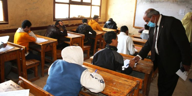 حقيقة تسريب امتحان الهندسة للإعدادية بسوهاج قبل اللجنة بساعة ونصف