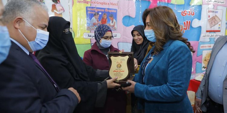 محافظ دمياط تثمن جهود مبادرة "شتاء دافيء"وتوزع 250 حقيبة مدرسية