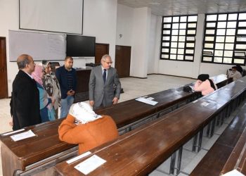 رئيس جامعة قناة السويس يتفقد لجان امتحانات كلية التجارة