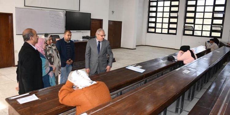 رئيس جامعة قناة السويس يتفقد لجان امتحانات كلية التجارة