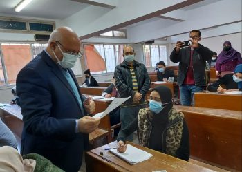 رئيس جامعة بنها يتفقد الامتحانات بكلية العلوم