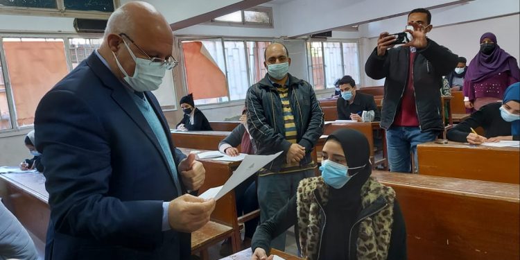 رئيس جامعة بنها يتفقد الامتحانات بكلية العلوم