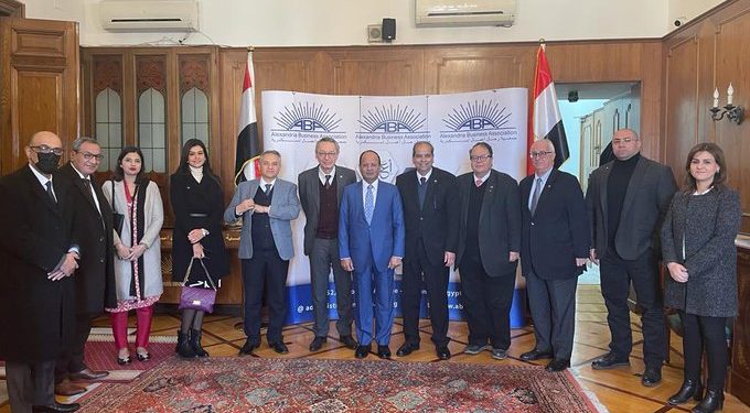 سفير باكستان يبحث تعزيز التجارة الثنائية مع رجال الأعمال بالإسكندرية