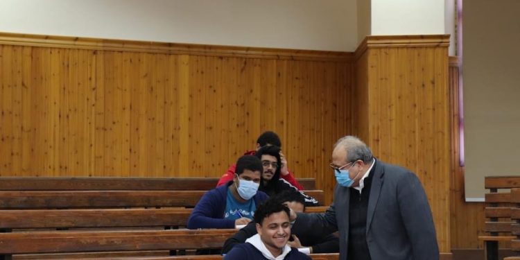 رئيس جامعة الدلتا التكنولوجية يتفقد سير اختبارات الفصل الدراسي الأول