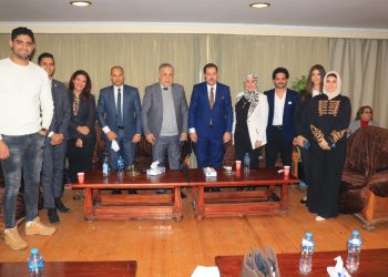 اتحاد طلاب جامعة النهضة يكرم هاني شاكر وأشرف زكي لدورهما في حماية الذوق العام