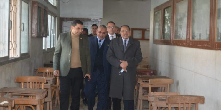 نائب رئيس جامعة الأزهر يتابع الانتهاء من تجهيز مقار لجان امتحانات الفصل الدراسي الأول بأسيوط