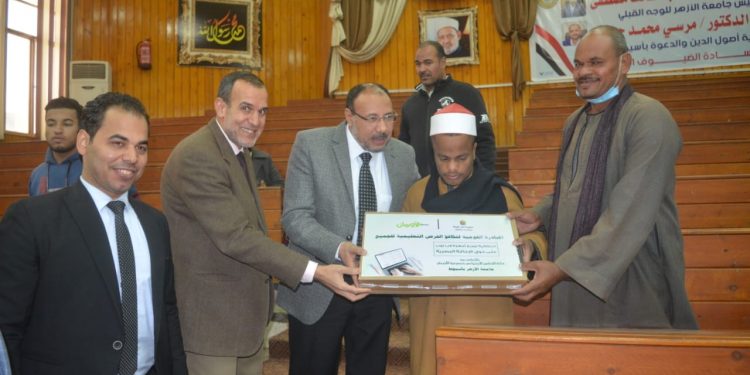 نائب رئيس جامعة الأزهر يشهد احتفالية تسليم عدد ٧١ لاب توب للطلاب ذوي الإعاقة البصرية