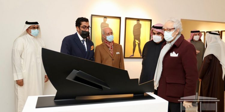 فاروق حسني يحضر افتتاح معرض حنين للفنان البحريني خالد فرحان