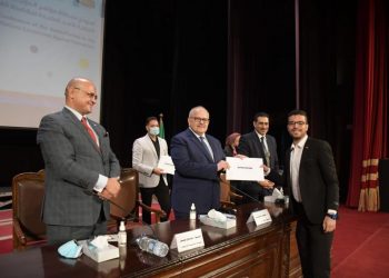 جامعة القاهرة تكرم طلابها المشاركين في نموذج محاكاة الدول الأطراف في مكافحة الفساد