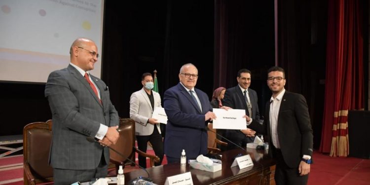 جامعة القاهرة تكرم طلابها المشاركين في نموذج محاكاة الدول الأطراف في مكافحة الفساد