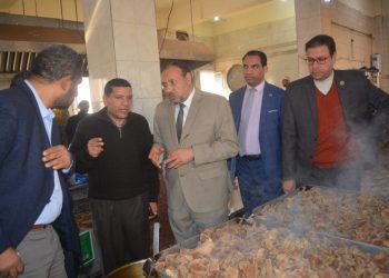 نائب رئيس جامعة الأزهر يتفقد وجبات الطعام بالمدينة الجامعية للبنين بأسيوط