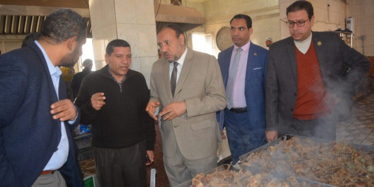 نائب رئيس جامعة الأزهر يتفقد وجبات الطعام بالمدينة الجامعية للبنين بأسيوط