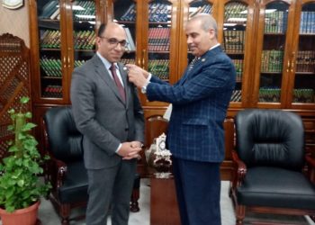 رئيس جامعة الأزهر يكرم د. هاني عبدالجواد لتميزه العلمي في جراحات إعوجاج وتحدب العمود الفقري