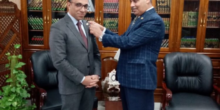 رئيس جامعة الأزهر يكرم د. هاني عبدالجواد لتميزه العلمي في جراحات إعوجاج وتحدب العمود الفقري